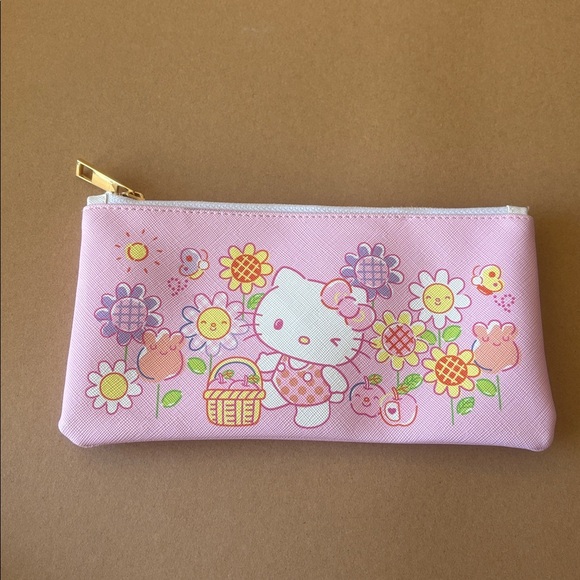 Hello Kitty Sanrio 'Floral Dreams' Pouch with zipper in pink - Picture 2 of 6